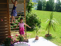 Eine Sprossenwand zum Klettern darf natürlich nicht fehlen.