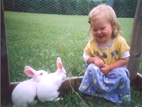 Theresa im Hasengehege